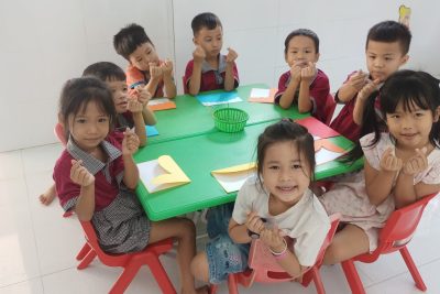 Nhân ngày kỷ niệm Tháng Mười,  Yêu thương gửi đến mọi người gần xa.  Trước là chọn bó Liên hoa,  Con xin dâng tặng Mẹ già kính yêu!  Mẹ ơi! Vất vả đã nhiều,  Bao năm tủi cực – Sớm chiều vì con.  Rày đây con đã lớn khôn,  Lòng mẹ như thể ngàn, non, hải, hà.# Các bạn nhỏ trường Mầm Non Hoa Mai làm thiệp tặng đến Mẹ nhân ngày phụ nữ Việt Nam20/10