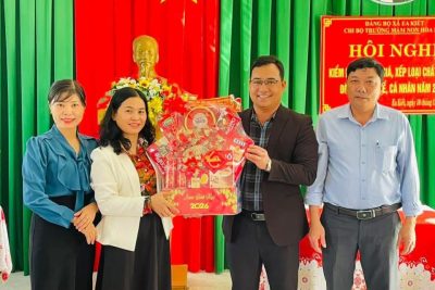 LÃNH ĐẠO ĐẢNG UỶ, HĐND, UỶ BAN ND, UBMTTQVN XÃ EA KIẾT ĐẾN TẶNG QUÀ CBGVNV TRƯỜNG MN HOA MAI